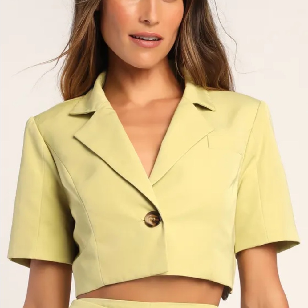 Lulu's Short Sleeve Cropped Blazer in Light Green
